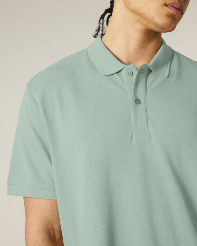 Das Bild zeigt einen Ausschnitt von einem Mann mit einem hellgrünen Polo-Shirt von StanleyStella.