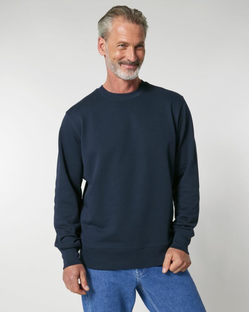 Das Bild zeigt einen Mann mit einem dunkelblauen Stanley Stella Sweatshirt.