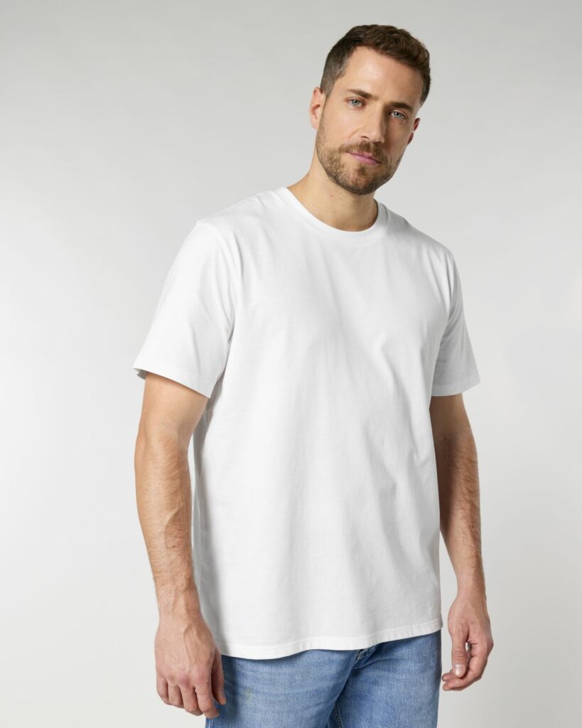 Das Bild zeigt einen Mann mit einem weißen Stanley Stella T-Shirt.