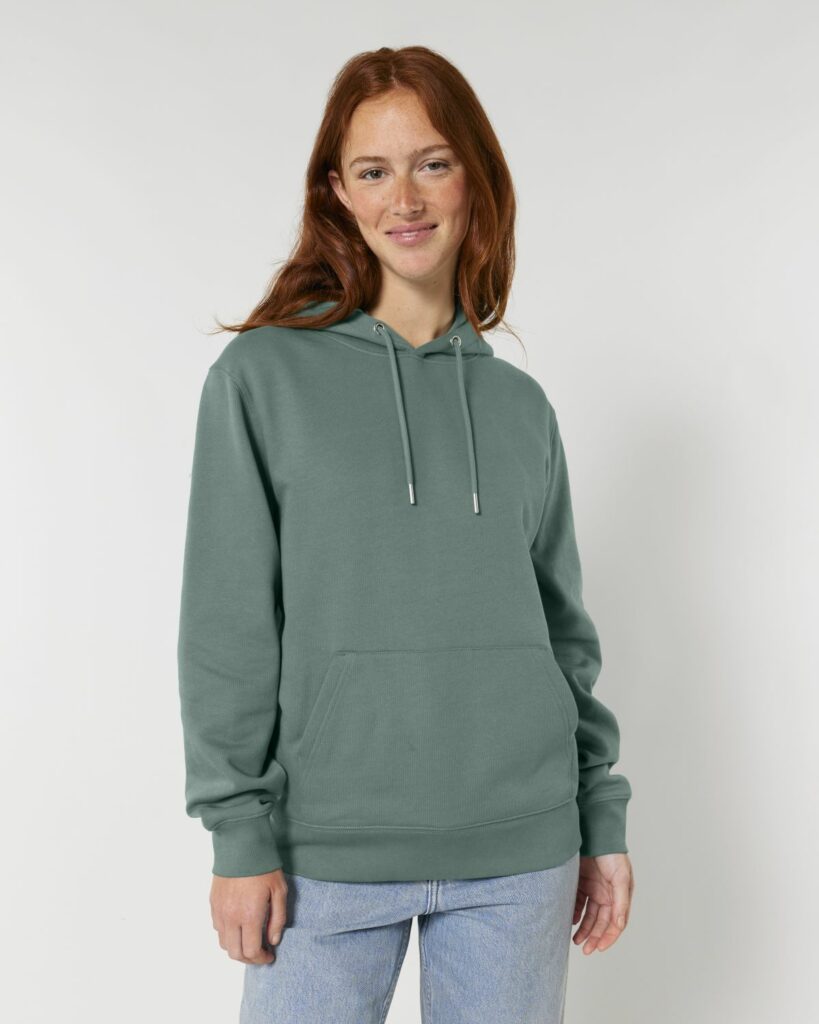 Das Bild zeigt eine Frau mit einem hellgrünen Stanley Stella Hoodie.