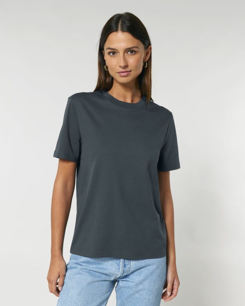 Das Bild zeigt eine Frau mit einem grauen Stanley Stella T-Shirt.